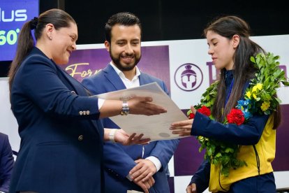La campeona recibió un reconocimiento en Loja.