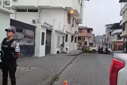 Los agentes cercaron la escena e impidieron el paso a transeúntes, así como a vehículos.