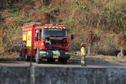 Los bomberos siguen en las labores de apagar el fuego.