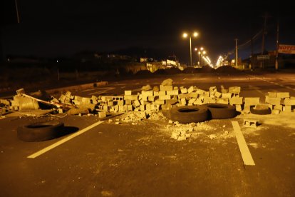 En las noches, las barricadas quedan sobre la calzada.