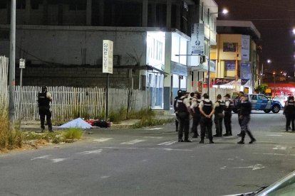 Los agentes policiales se desplegaron en la escena del crimen y recogieron varios indicios balísticos