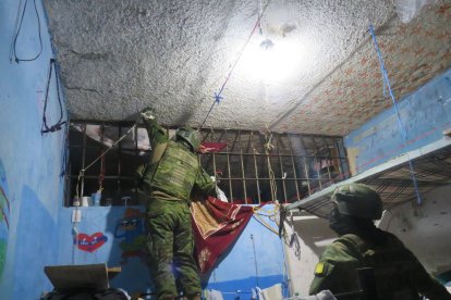 Incautaron celulares, drogas, armas blancas y otros objetos prohibidos durante un operativo sorpresa en el Centro de Rehabilitación Social de Loja.