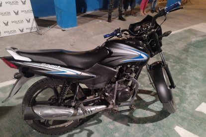 Una motocicleta fue decomisada como parte de las evidencias que se utilizarán en las investigaciones.