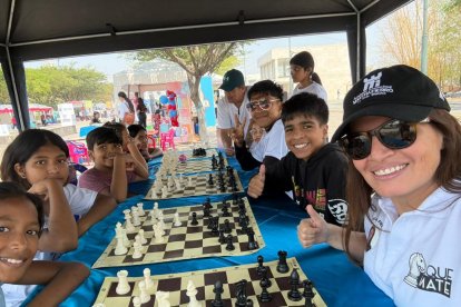 Martha Fierro, impartiendo el ajedrez a los pequeños.