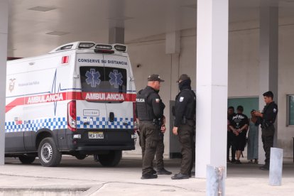 Varios uniformados están en los exteriores del hospital.