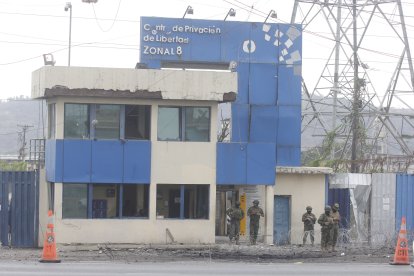 La fachada del establecimiento quedó con daños.