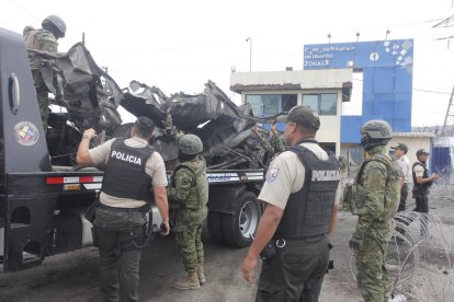 La carrocería maltrecha del carro fue retirada del lugar este sábado.