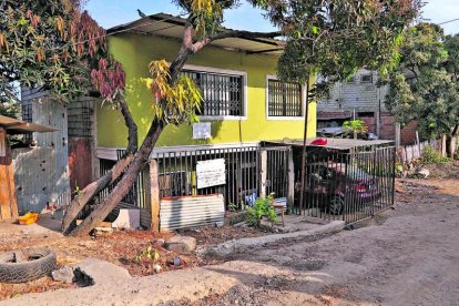 El 28 de agosto, en esta vivienda fueron asesinadas una pareja y su hija. Los delincuentes ingresaron al inmueble, cuya puerta mostraba mensajes de carácter cristiano.