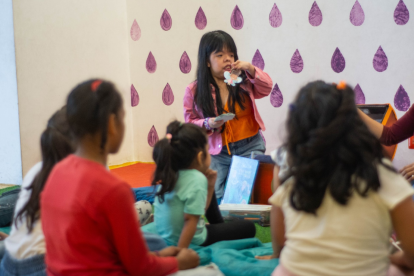 Marisol, quien vive con el síndrome de Apert, comparte con niños en la Biblioteca Infantil y Juvenil de la UArtes.