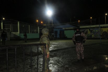 El hallazgo en el pabellón D del centro penitenciario de Loja generó conmoción y un operativo especial para esclarecer las causas de las muertes.