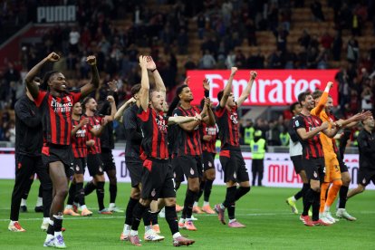 Jugadores de AC Milan festejaron la victoria 2-1 ante Napoli en San Siro.