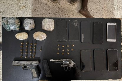 Armas, municiones y droga fueron decomisados como indicios a los sospechosos del crimen