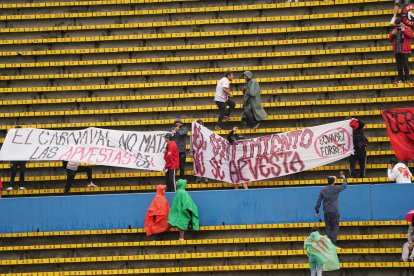 Los hinchas reclamaron durante el partido con varias pancartas