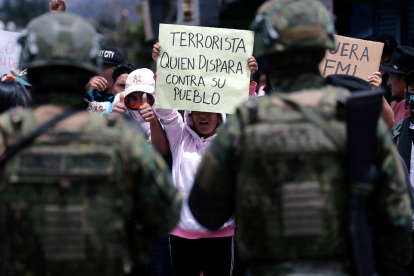 Personas se manifiestan a las afueras del Coliseo de Otavalo este 24 de septiembre de 2025, durante un evento presidencial, en Otavalo (Ecuador).