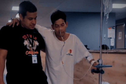 Bismark Apolinario días después del accidente, cuando aún permanecía en el hospital.