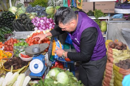 El personal a cargo de los controles recorre mercados, según lo informado por el Ministerio de Gobierno.