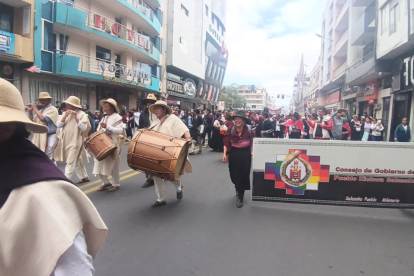 La banda de martillo encabezó la marcha indígena en Ambato.