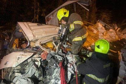 Los bomberos tuvieron que usar herramientas especiales para rescatar a los heridos y víctimas del accidente.