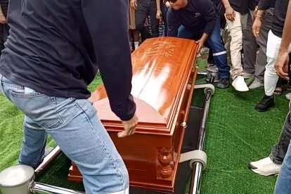 Momento en el que el féretro de Magnus R Troy desciende en la tumba donde descansará eternamente.