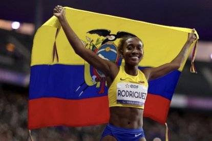 La deportista guayaquileña muestra la bandera tricolor luego de ganar la prueba de 100 mts planos en Nueva Delhi.