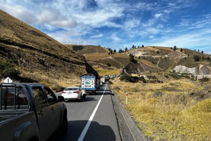 Filas de vehículos detenidos por el paro en la noche del domingo 28 de septiembre de 2025.