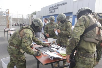 Los objetos prohibidos fueron presentados por miembros de las Fuerzas Armadas.