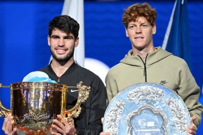 Carlos Alcaraz (d) y Jannik Sinner en la premiación del ATP tour de Pekín 2024.