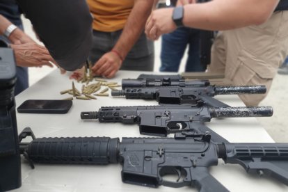 Tres fusiles y varias municiones fueron decomisadas durante la operación policial
