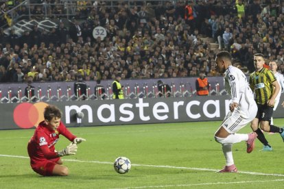 Mbappé marcó un triplete ante Kairat.