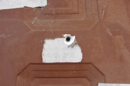 Los agujeros productos de los disparos en la puerta.