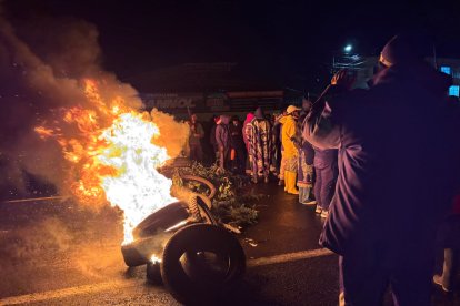 Manifestantes bloquean vías durante el paro nacional en Ecuador.