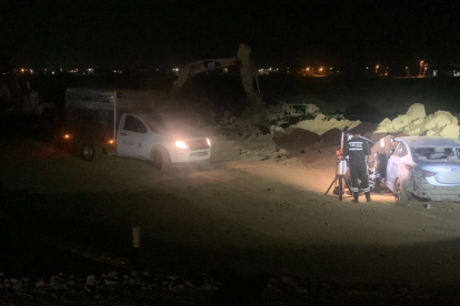 El vehículo quedó fuera de la vía tras ser atacado a bala por dos sujetos en motocicleta.