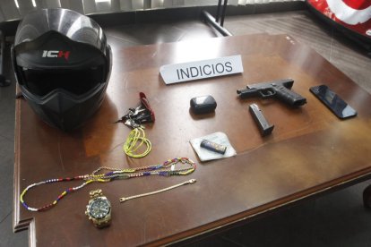 A los detenidos se les incautó un arma de fuego y vehículos presuntamente usados para cometer robos en el sector de Portete.