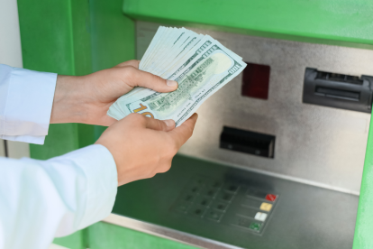 El Bono Incentivo Emprende permite a pequeños negocios en Ecuador reiniciar actividades tras las lluvias y crisis económica.