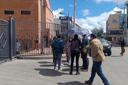 Familiares y vecinos de Molleturo exigen la liberación de los cuatro comuneros detenidos.