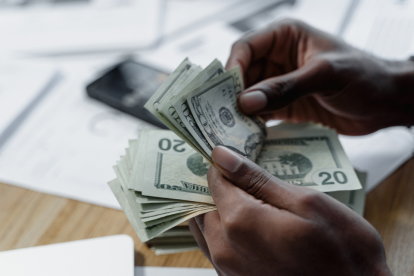 Ciudadanos consultan en línea si acceden al Bono de Desarrollo Humano 2025 en Ecuador.