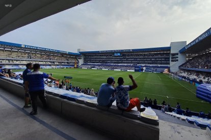 Guayaquil, Domingo 24 de octubre de 2021 En el estadio George Capwell, se enfrentan Emelec vs Barcelona por la fecha # 11 de la serie A del campeonato nacional de fútbol, Liga Pro Betcris. Fotos:César Muñoz/API