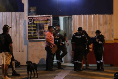 Agentes de Criminalística recabaron los indicios balísticos y tomaron las declaraciones de los testigos del hecho de sangre.