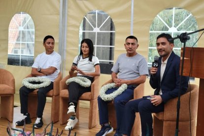 Paula y su entrenador Andrés Chocho (i) recibieron un homenaje del Municipio de Cuenca. Los acompañó Daniel Pintado. (d)