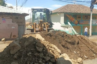 En diferentes ingresos a Guaranda se bloqueó con material pétreo que los militares tuvieron que retirar con maquinarias pesadas.