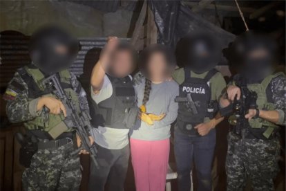 La mujer fue rescatada por agentes policiales.