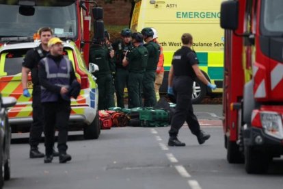 Autoridades y equipos de emergencia trabajan en la asistencia a los heridos tras el incidente.