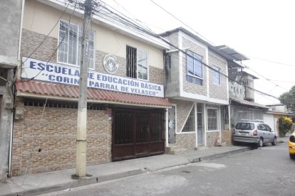 El crimen ocurrió en su domicilio frente a esta institución educativa.