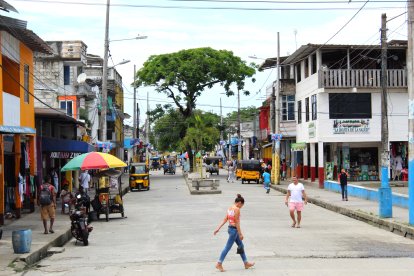 Personas caminan con normalidad por el centro de Muisne, la mañana de este jueves 2 de octubre.