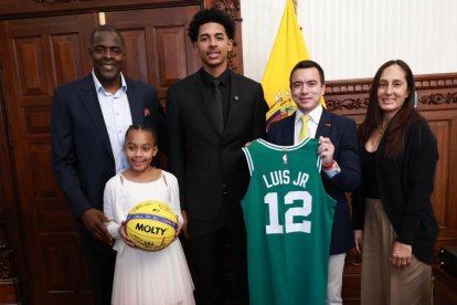 Reggie Luis Jr. con su familia y el Presidente de la Republica, Daniel Noboa.