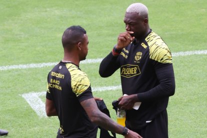 Felipe Caicedo y Dixon Arroyo en el entrenamiento de Barcelona SC.