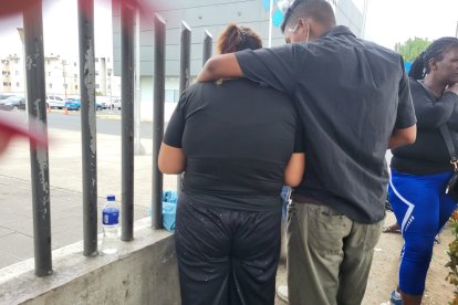 El dolor embargaba a la madre y hermano del fallecido.