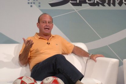 Cañarte ha sido un periodista de radio y televisión.