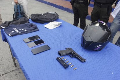 El menor fue detenido con un arma y motocicleta robada.
