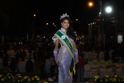 Zizi Capurro fue electa nueva reina de Muisne en una velada llena de glamur y belleza.